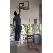ผู้ชายกระโดดที่ Vertec ในอาคาร