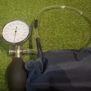 Analogue gauge with the hand bulb and release valve beneath it